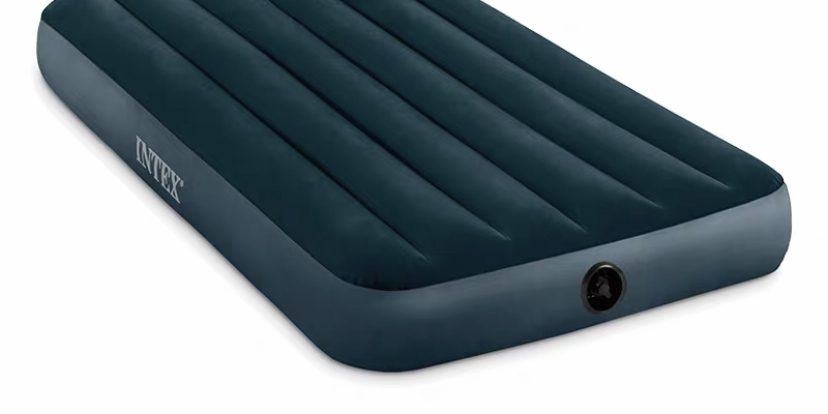 Inflatable air mattress with built-in pump (4)